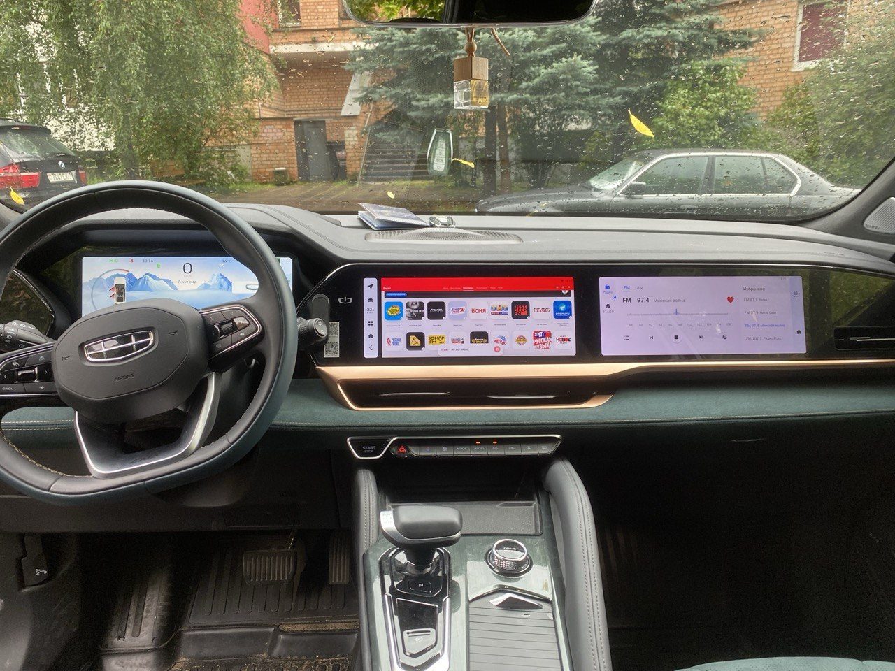 Русифицированный экран Geely Monjaro — меню, радио и приложения на русском